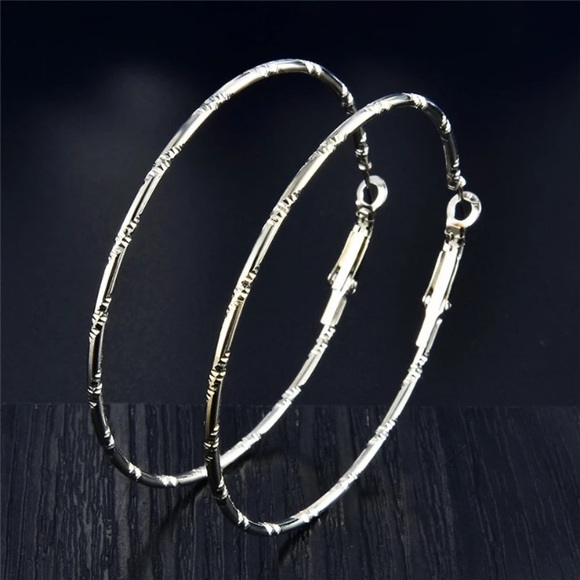 NEW!💙💎AWESOME💍TWISTED TEXTURE SILVERY HOOPS💎💙 - Picture 2 of 8